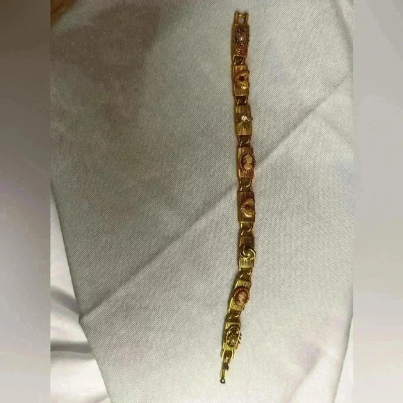 Beautiful Vintage unSigned Goldette Victorian Revival Slide Charm Bracelet - Picture 16 of 16